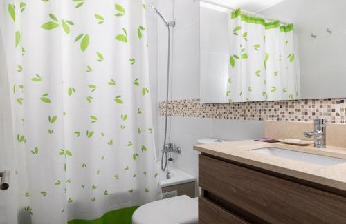 Vina del Mar Apartment | Viña Retreat - 2BR W/Pool, Wifi & Parking