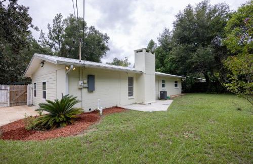 Gainesville House | Vibrant 4bd with Games & Backyard - 5 Mins to UF