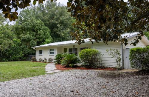 Gainesville House | Vibrant 4bd with Games & Backyard - 5 Mins to UF