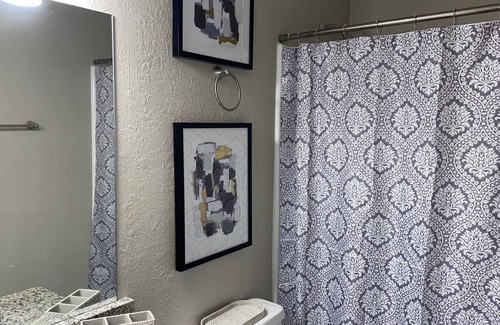 Piedmont Heights Apartment | Vibrant and Cheerful 2 bedroom in Midtown