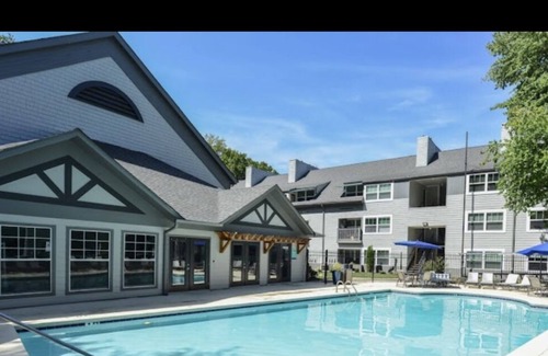 Piedmont Heights Apartment | Vibrant and Cheerful 2 bedroom in Midtown