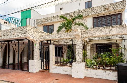 Downtown Cancun House | VIca Guest House con piscina en la entrada de la Zona Hotelera