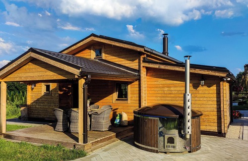 Jurmala Cabin | Viena no kurorta lokācijām Jūrmalas sirdī ar lielu bērnu laukumiņu un atrakcijām