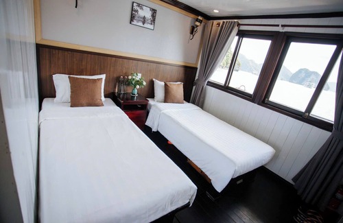 Hoan Kiem Boat Rental | Vietsails cruises