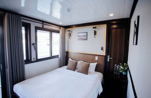 Hoan Kiem Boat Rental | Vietsails cruises
