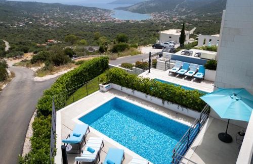 Vinisce Villa | View Villas Collection