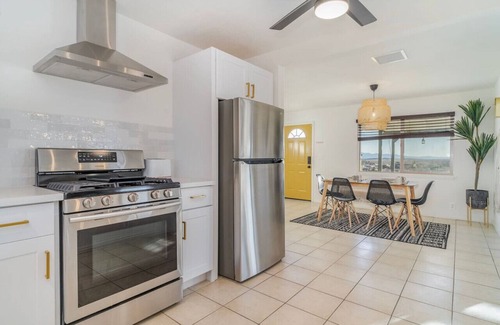Twentynine Palms House | ✧VIEWS✧ 6min to Joshua Tree walk to bars + firepit