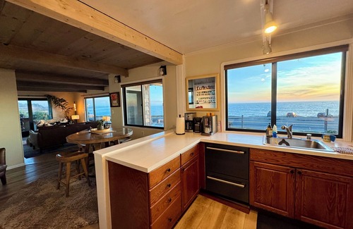 Bodega Bay House | Views from Bodega Head to Jenner! Luxurious Beds. Fireplace. Hot Tub. Dogs yes!