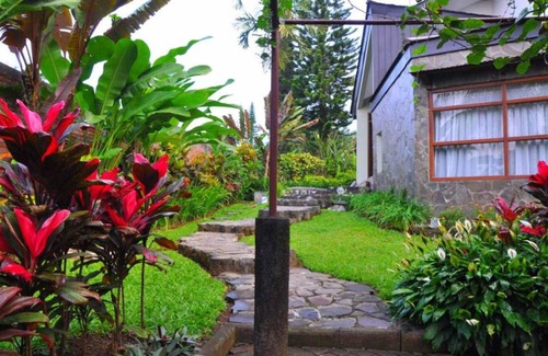 Oro Oro Ombo Villa | Villa 4-BR Klub Bunga No. 8 Batu Malang