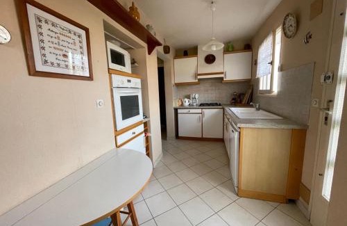 Jullouville House | Villa 5 pièces avec jardin, à 400m de la plage et 600m des commerces, wifi et barbecue inclus - FR-1-361-20