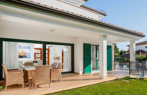Basanija House | Villa Beach Front by Interhome