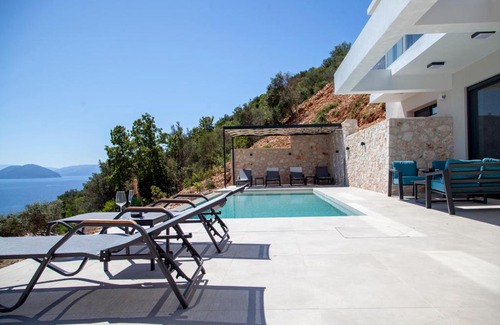 Evgiros Apartment | Villa Blauw with Infinity Pool & Sea Views