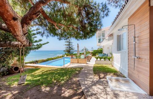 Marbella Villa | Villa Calmamar Cabopino Beachfront in Marbella