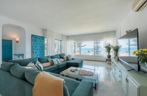 Marbella Villa | Villa Calmamar Cabopino Beachfront in Marbella