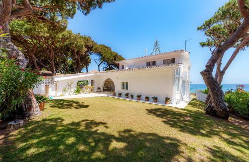 Marbella Villa | Villa Calmamar Cabopino Beachfront in Marbella