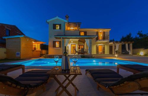 Svetvincenat Villa | Villa David - luxurious secluded villa with a heated pool