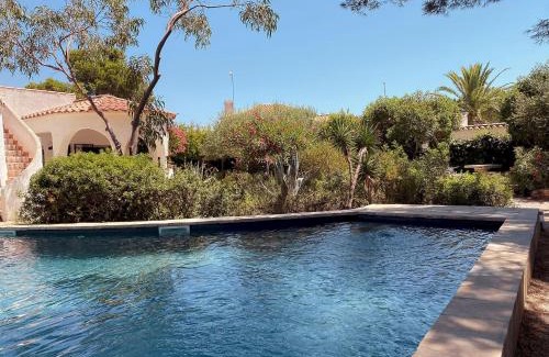 Les Tres Cales House | Villa Dos Calas - Bonita Villa de estilo rustico y piscina de agua salada