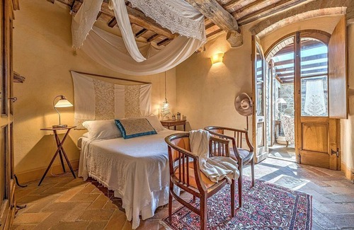 Pienza Villa | Villa Irmina: A characteristic and welcoming two-story ancient tuscan country house surrounded by meadows and by green hills, with Free WI-FI.