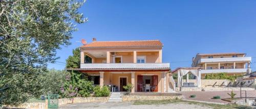 Sveti Filip i Jakov House | Villa Lara, Family Retreat with Sea View & Pool