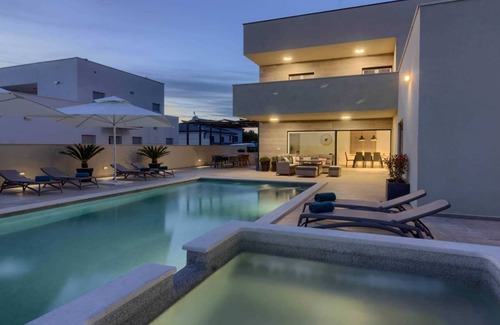 Sikici Villa | Villa Mako - The modern luxury villa with swimming pool and whirlpool in a quiet suburb of Pula