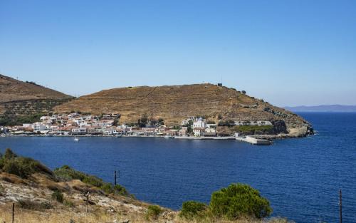 Korissia House | Villa Mirsini, a 5 minute walk from 2 beaches