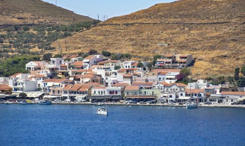Korissia House | Villa Mirsini, a 5 minute walk from 2 beaches