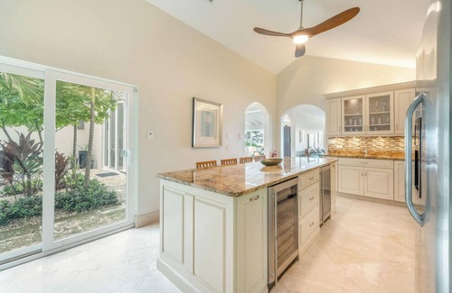 South Sound House | Villa Mora: Luxe Beachfront Villa w/Backyard Snorkeling, Pool, Spa + Outdoor Ki