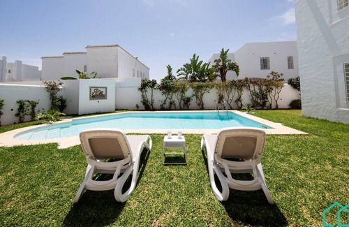 Gammarth Villa | Villa Neptune: Piscine et Jeux en bord de mer