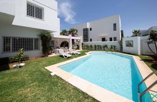 Gammarth Villa | Villa Neptune: Piscine et Jeux en bord de mer