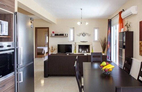 Apolpaina Villa | Villa 'Nikoleta' with Private Pool, Wi-Fi and Air Conditioning