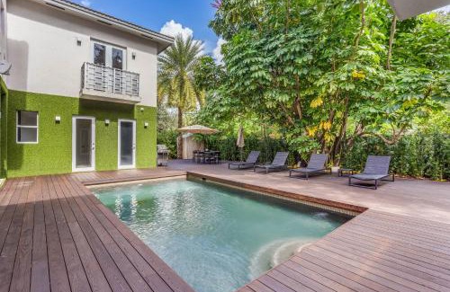 Northeast Coconut Grove Villa | Villa Roxi, A Stylish 5BR Getaway with Pool in Coconut Grove