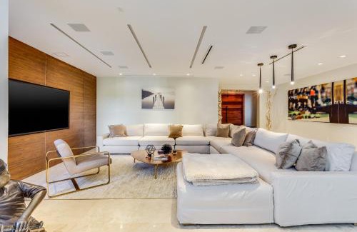 Northeast Coconut Grove Villa | Villa Roxi, A Stylish 5BR Getaway with Pool in Coconut Grove