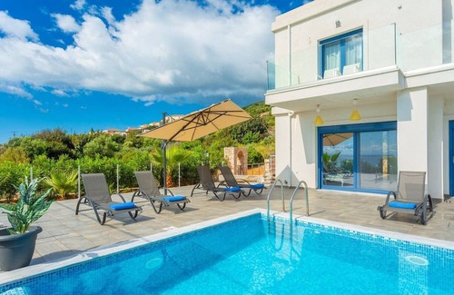 Skala Villa | Villa Seashell: Large Private Pool, Walk to Beach, Sea Views, A/C, WiFi