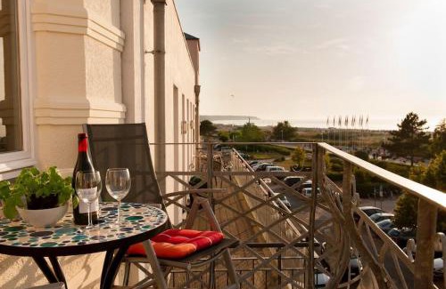 Warnemuende Apartment | Villa Seeblick Warnemünde - Fewo mit Meerblick und Balkon direkt am Strand für 2-4 Pers