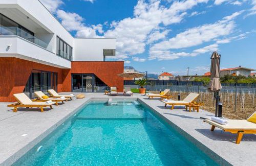 Kastel Stari Villa | Villa SEVEN HEARTS with heated pool and private basketball playground near Split