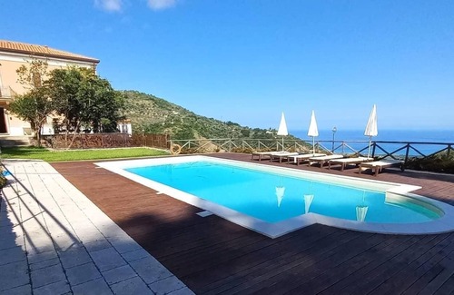 Capri Leone Bed & Breakfast | Villa Tecla - villa for 8 with pool & sea view