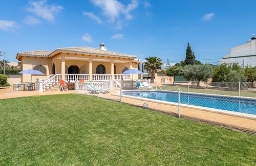 San Juan de Alicante Villa | Villa Una Fuente de Sol with swimming pool, garden and Wi-Fi