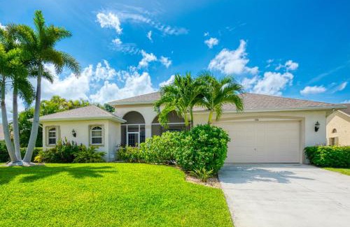 Cape Coral Villa | VILLA WATERFRONT - 3 BEDS - 3 BATHS - 6 GUESTS - LAKEVIEW & POOL/SPA - INCL. 10% OFF BOAT RENTAL