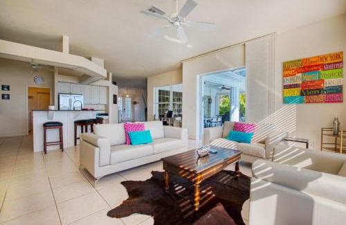 Cape Coral Villa | VILLA WATERFRONT - 3 BEDS - 3 BATHS - 6 GUESTS - LAKEVIEW & POOL/SPA - INCL. 10% OFF BOAT RENTAL
