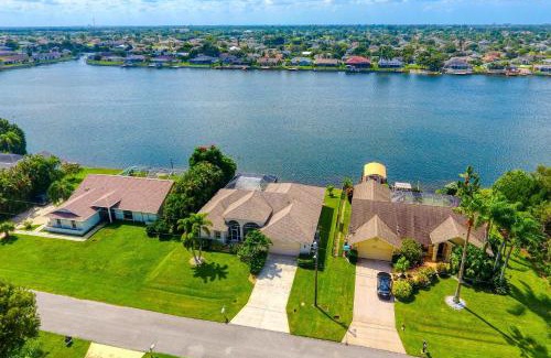 Cape Coral Villa | VILLA WATERFRONT - 3 BEDS - 3 BATHS - 6 GUESTS - LAKEVIEW & POOL/SPA - INCL. 10% OFF BOAT RENTAL