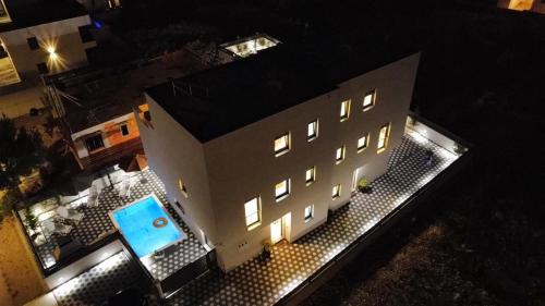 Srima Apartment | VillaMIA - heated pool & jacuzzi-10 persons-boat tours