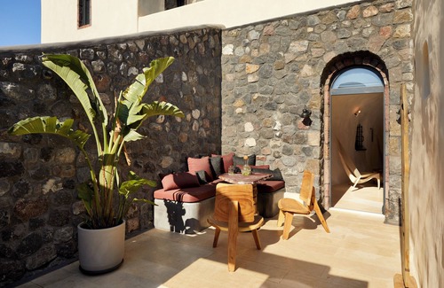 Imerovigli Apartment | Vinsanto Honeymoon Villa with Heated Pool and Caldera View