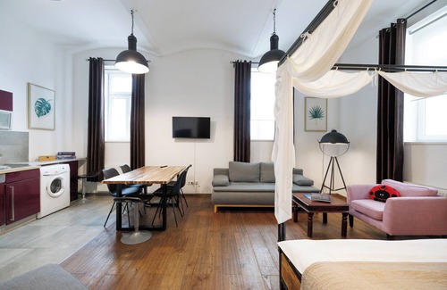 Rudolfsheim-Funfhaus Apartment | Vintagehome: Apartments by Schönbrunn