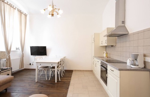Rudolfsheim-Funfhaus Apartment | Vintagehome: Apartments by Schönbrunn