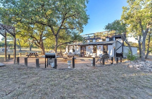 Fredericksburg House | Viognier: Pet Friendly, Hot-tub, 10-mins to Downtown!