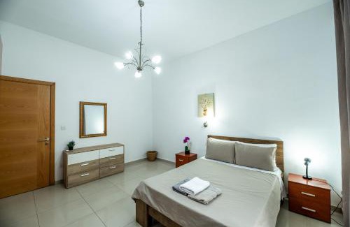 Tower Road Apartment | Vista 86 - Sea Blue Mist - Central Apartment 4