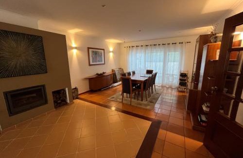 Cascais House | Vivenda espaçosa com jardim e churrasqueira