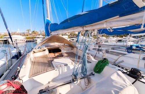 Pointe Croisette Boat Rental | Voilier de 12m à Quai Port Canto