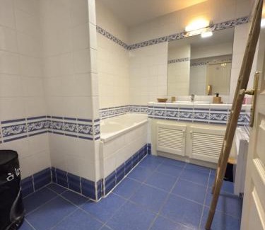 Valras-Plage Apartment | Vue piscine Appartement sympa