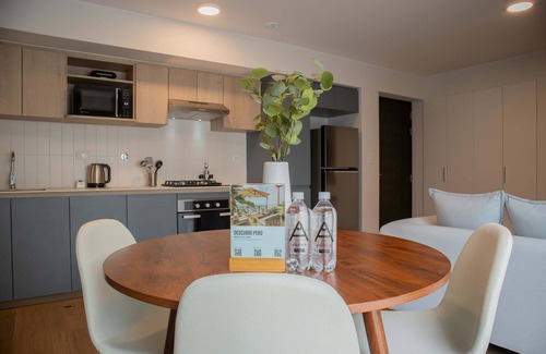 Leuro Apartment | w Inviting 2BR w Balcony in Lively Miraflores